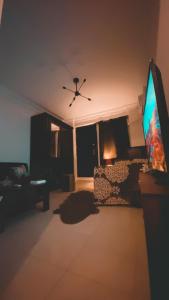 - un salon avec un canapé et une télévision dans l'établissement Restful and trendy apartment in 6 October city Cairo, à Ville du 6 Octobre