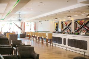 bar w restauracji z krzesłami i ladą w obiekcie Hotel Marabout - Families and Couples Only w Susie
