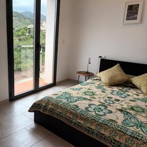 1 dormitorio con 1 cama y vistas a un balcón en #Casa957...Glam Rural Living!, en Priego de Córdoba