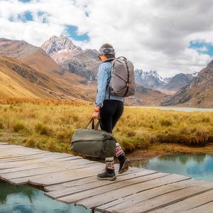 una persona con una mochila caminando sobre un puente sobre el agua en Hotel Valery 2 estrellas, en Huaraz