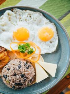 une assiette bleue avec des œufs sur du pain grillé dans l'établissement Hotel Heliconia - Monteverde, à Monteverde Costa Rica