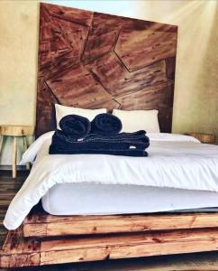 a bedroom with a bed with a wooden headboard at Villa aquaparc piscine chauffée sans vis à vis in Marrakech