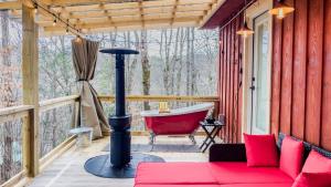 Μπαλκόνι ή βεράντα στο Affordable cabin that sleeps 8 K beds & fire pit
