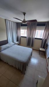 1 dormitorio con 1 cama y ventilador de techo en Balcarce I en Córdoba
