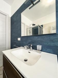 y baño con lavabo blanco y espejo. en Residenza Sant'Angelo - Bike&Trekking House en Pietrapertosa