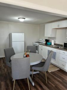 uma cozinha com mesa e cadeiras num quarto em The Airstream Lodge em Lubbock