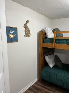 Tempat tidur susun dalam kamar di The Airstream Lodge