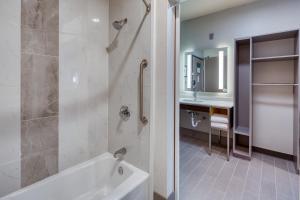 Koupelna v ubytování Holiday Inn Kansas City - Downtown by IHG