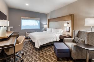 カンザスシティにあるHoliday Inn - Kansas City - Downtown, an IHG Hotelのベッドとデスクが備わるホテルルームです。