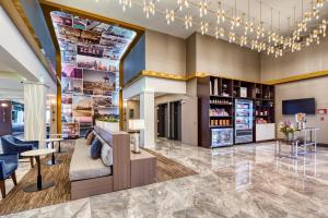 eine Lobby mit einer Bar und einem Weinproberaum in der Unterkunft Holiday Inn - Kansas City - Downtown, an IHG Hotel in Kansas City