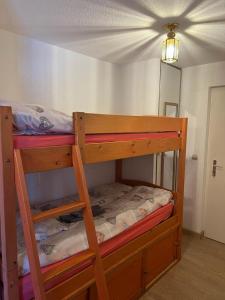 1 dormitorio con 2 literas y techo en Appartement MANA, en Bernex