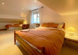 een slaapkamer met een groot bed en een raam bij Main Street Cottage, Ballintoy in Ballintoy