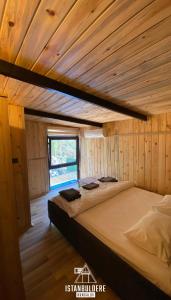 Habitación con 2 camas en una cabaña de madera en İstanbuldere Bungalov, en Sapanca