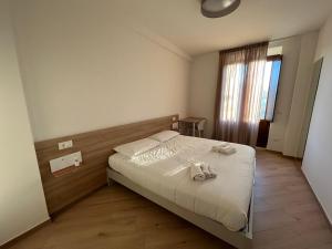een slaapkamer met een bed met twee handdoeken erop bij Appartamento con Vista Montagna in Pietrapertosa