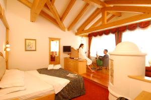 TV a/nebo společenská místnost v ubytování Hotel Mirabello - Slow Hotel Benessere