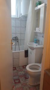 Vrbas的住宿－Studio apartment Vrbas，浴室配有卫生间、盥洗盆和浴缸。