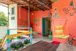 Casa colorida con hamaca en la pared en Pousada Flor de Olinda, en Olinda