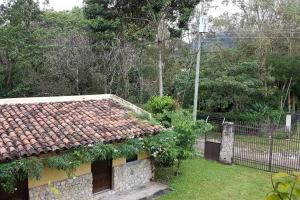 een huis met een tegeldak in een tuin bij Vista Gaital/ Gaital View in Antón