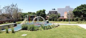 un parque infantil con una montaña rusa en Cómodo 2 Dormitorios con hermosas vistas y piscina en Córdoba