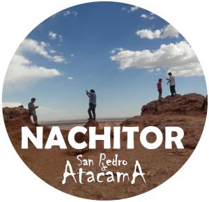 un grupo de personas de pie en la cima de una montaña en Cabaña Nachitor, en San Pedro de Atacama
