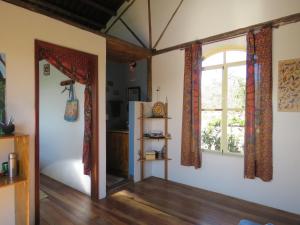 a room with a refrigerator and a window at Chalet Ecológico Pantoja in Alto Paraíso de Goiás