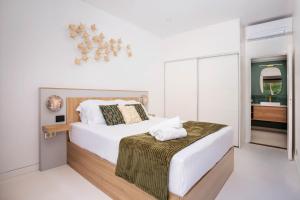 Cook's Bay Hotel & Suites客房内的一张或多张床位