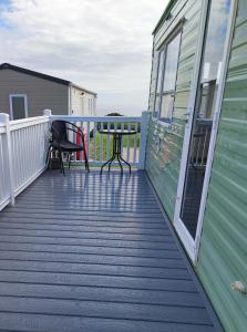 una terraza con mesa y sillas en una casa en Seaview C29 en Hartlepool
