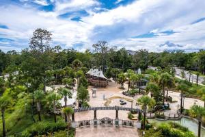 uma vista aérea de um parque com uma ponte em 13 Hilton Head Beach Club em Hilton Head Island