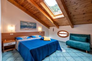 アマルフィにあるCASA CHIARITOのベッドルーム(青いベッド1台、椅子付)