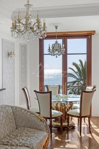 Ruang duduk di Luxury apartment with sea view on the first line Promenade des Anglais