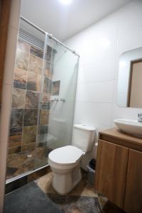 a bathroom with a toilet and a shower and a sink at 601S Penthouse moderno con Parqueo Incluido in Ibagué +27 photos
