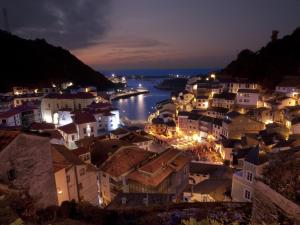 vista su una città di notte di Apartamentos La Casa del Pintor a Cudillero