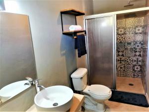 een badkamer met een toilet, een douche en een wastafel bij Casa Rafaelita in Mérida
