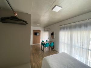 1 dormitorio con 1 cama, mesa y sillas en 66 Cozy new studio near Paulista, en São Paulo