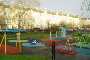 Area giochi per bambini di Functional Budget Stay with Wi-Fi and Laundry Facilities near Tube Station