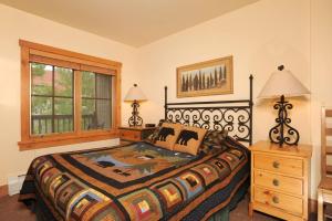 sypialnia z dużym łóżkiem i oknem w obiekcie Expedition Station Condominiums by Keystone Resort w mieście Keystone