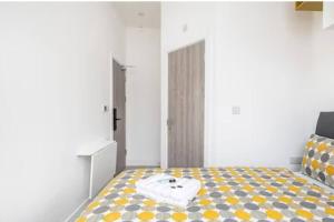 - une chambre avec un lit et une serviette dans l'établissement Great Location Service and Stay Double Ensuite Room - 5mins Walk From Tufnell Park, à Londres