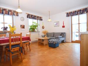 uma sala de estar com uma mesa e uma sala de jantar em Cozy group house with its own garden and wellness area em Schönsee