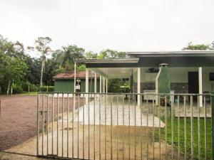 una puerta de metal frente a una casa en Chácara Rio Cachoeira en Antonina