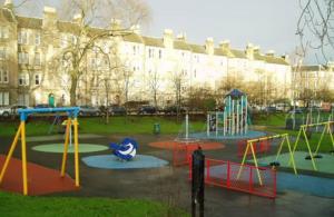 um parque infantil em frente a um grande edifício em Anson Hotel Modern And Spacious Loft Suite em Londres