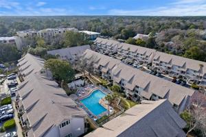 uma vista aérea de um resort com piscina e edifícios em 36 Courtside Near Ocean Forest Beach em Hilton Head Island