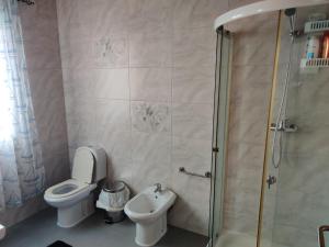 Calheta的住宿－Casa da Eira，浴室配有卫生间、盥洗盆和淋浴。
