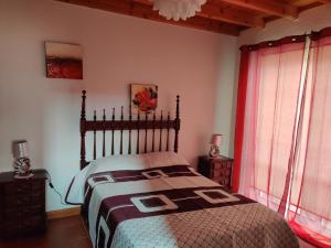 1 dormitorio con 1 cama en una habitación con ventanas en Casa da Eira en Calheta