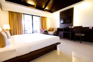 Postel nebo postele na pokoji v ubytování Khaolak Orchid Beach Resort - SHA Extra Plus