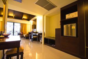 Kuchyň nebo kuchyňský kout v ubytování Khaolak Orchid Beach Resort - SHA Extra Plus