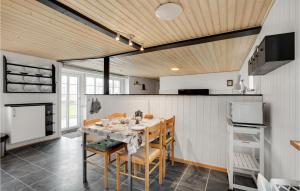 uma cozinha com mesa e cadeiras num quarto em Nice Home In Outrup With Kitchen em Ovtrup