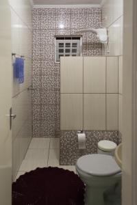 ピニャウジーニョにあるChácara Recanto da Pazの小さなバスルーム(トイレ、シャワー付)