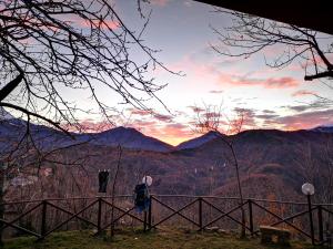 einen Blick auf die Berge mit Sonnenuntergang im Hintergrund in der Unterkunft La Salira 