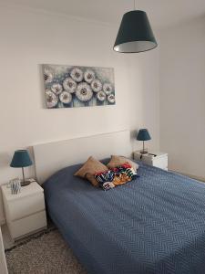 een slaapkamer met een bed met 2 kussens erop bij Milu house in Faro