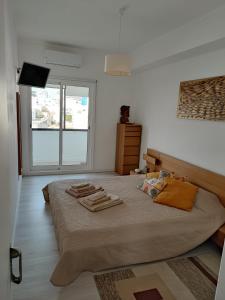 1 dormitorio con 1 cama con toallas en Milu house, en Faro